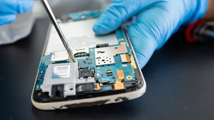 You are currently viewing DIY vs. Professional Mobile Phone Repair Services